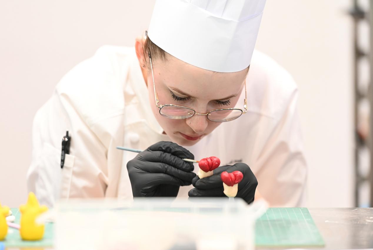 9-6月25日，重庆国际博览中心，参赛选手参加“第二届“一带一路”国际技能大赛糖艺西点制作项目比赛。