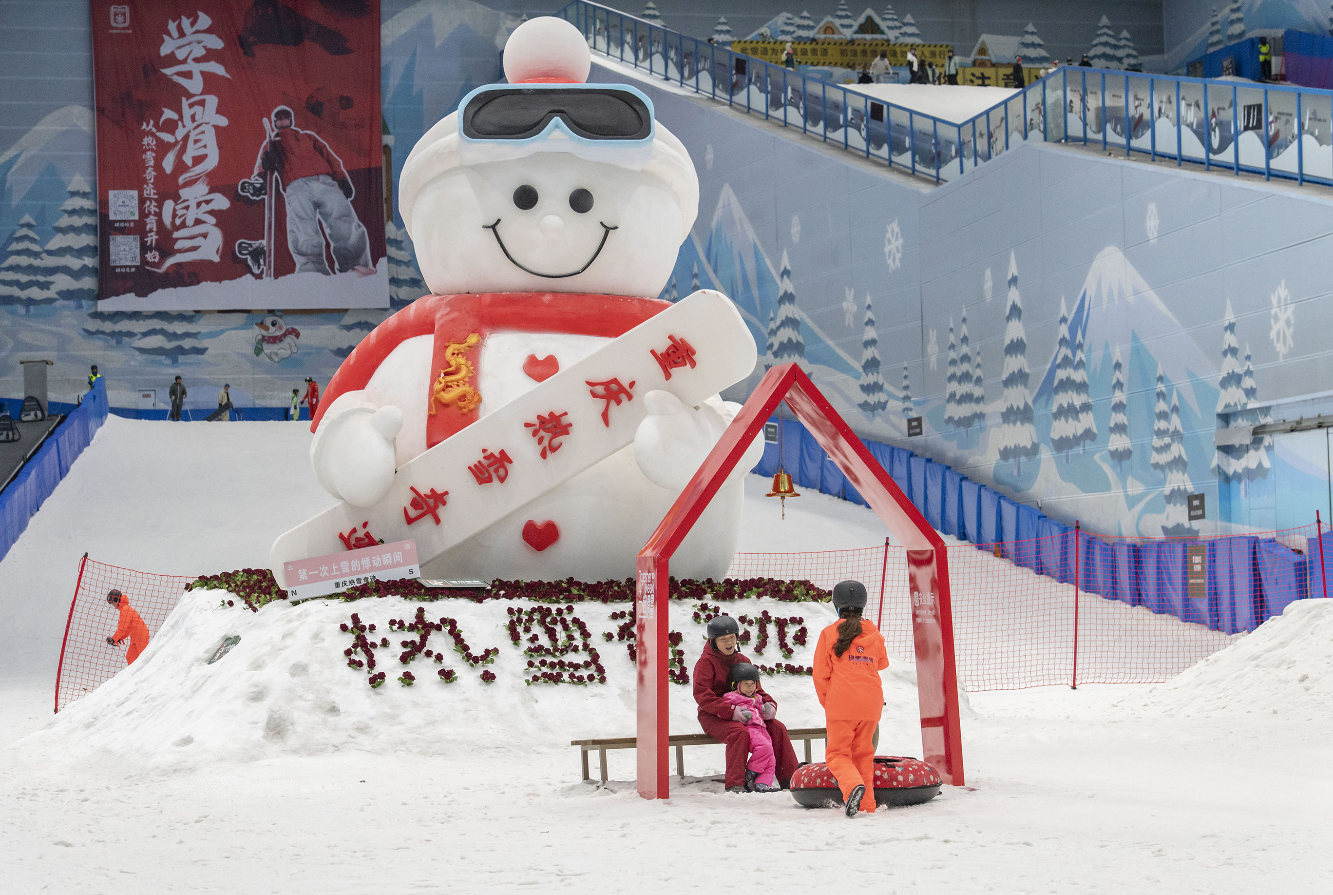 4-7月11日,在位于重庆市沙坪坝区的重庆热雪奇迹的7米大雪人。