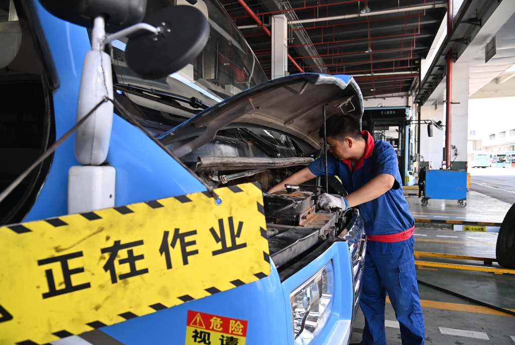 【视觉沙磁-组照】-高温下的公交车“医生”2