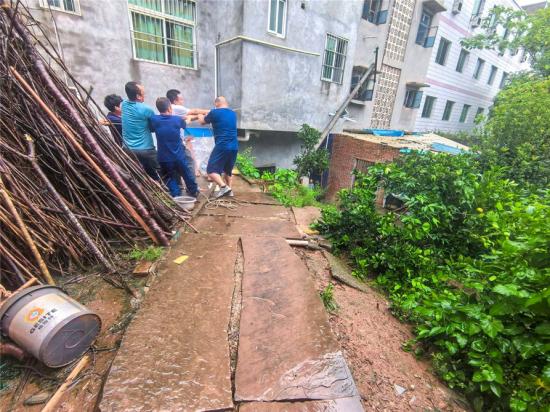 网格员合力拆除倾倒电线杆，及时消除安全隐患。