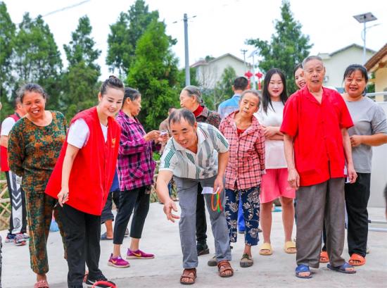 网格员组织辖区老人开展趣味活动。