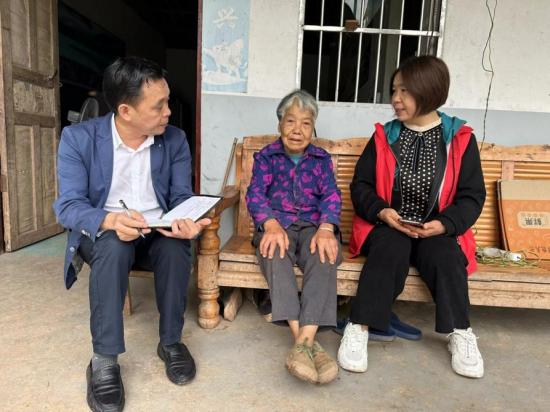 新胜镇钟峰村网格员走访辖区老人。