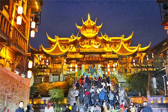 永川：游客夜游松溉古镇