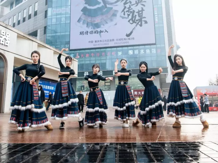 蒲公英传媒旗下女团念奴娇