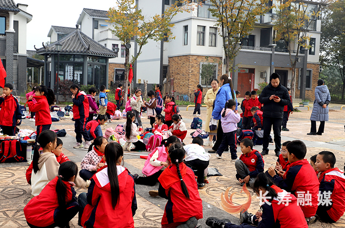 龙河镇中心小学秋日童趣 (1)