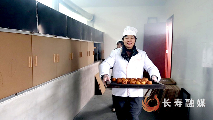 传统年味“血豆腐”制作忙 (4)