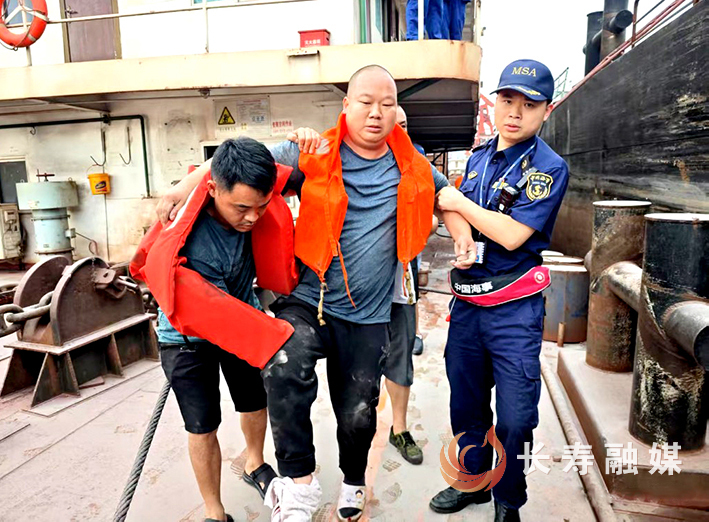 長(zhǎng)壽海事處50分鐘快速救援受傷船員 (2)