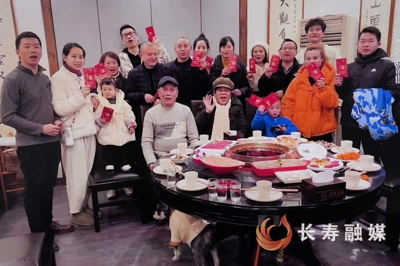 叶素芬+众多家族团聚的温暖场景