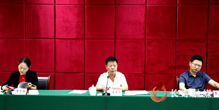 区十九届人大常委会党组理论学习中心组（扩大）会召开 (2)