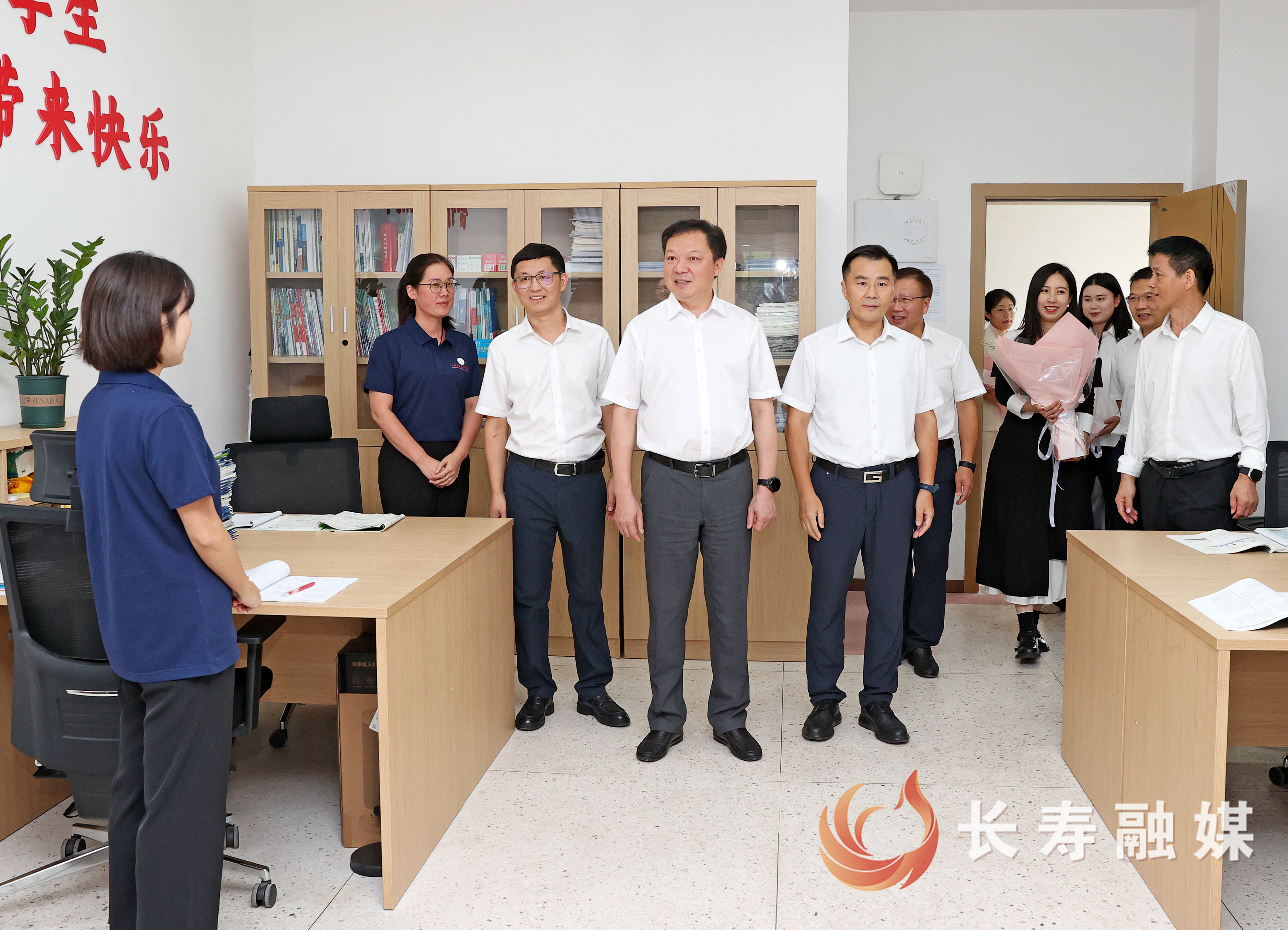 江夏书记慰问教师 (1)