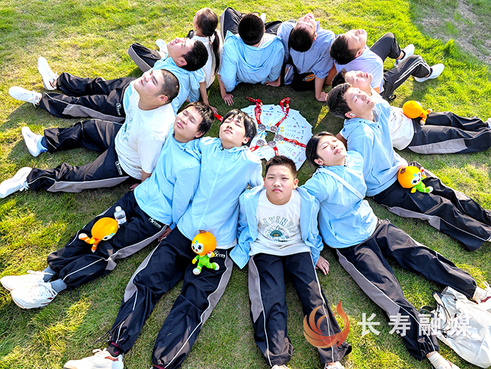 旱地冰壶参赛队比赛结束后集体庆祝,斩获听力组季军,智力组第六名