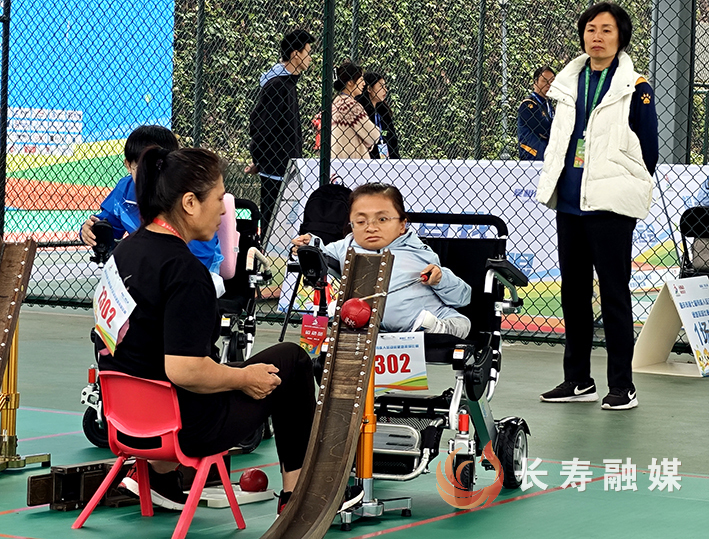 硬地滚球运动员易敏在赛场从容比赛 (2)