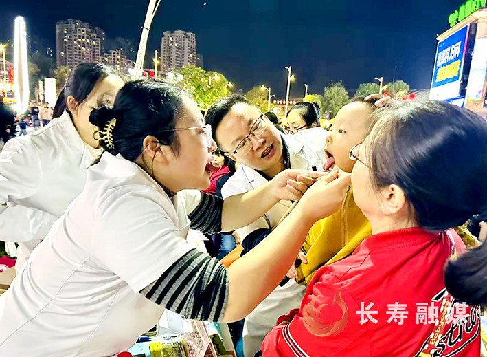 妇幼进“夜市” 摆摊送“健康” (2)