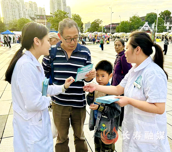 妇幼进“夜市” 摆摊送“健康” (3)