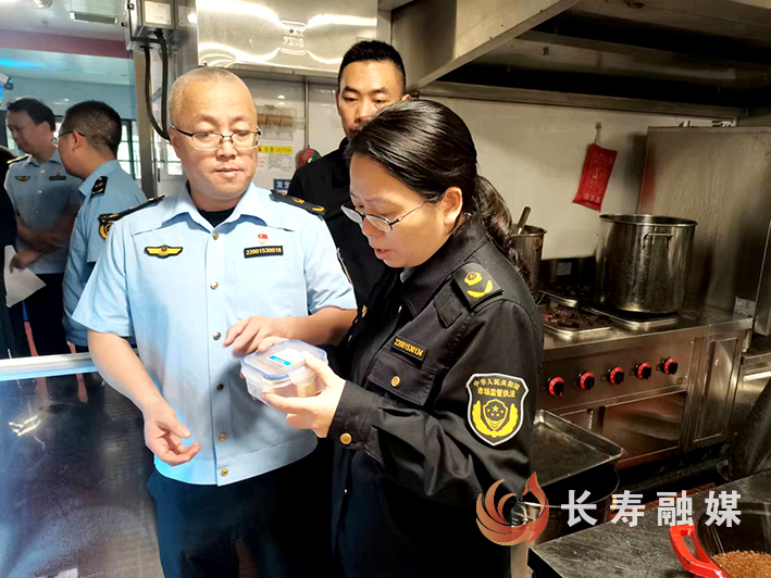 区市场监管局深入长寿湖镇检查食品安全 (1)