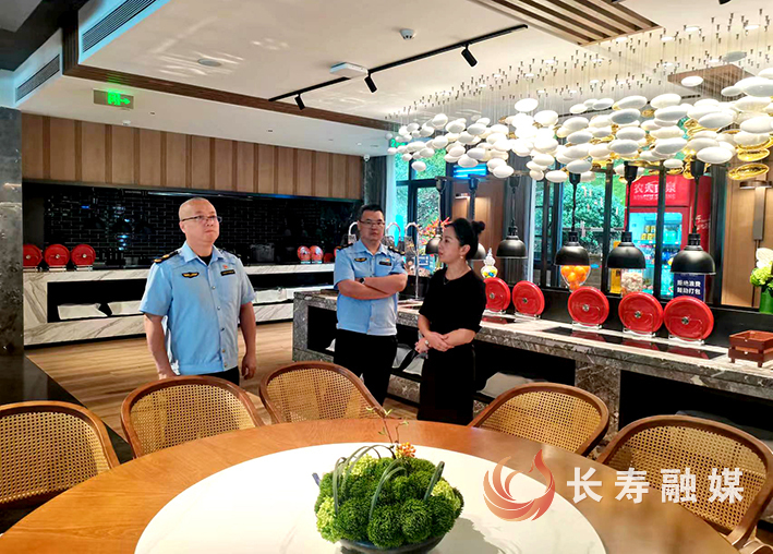 区市场监管局深入长寿湖镇检查食品安全 (2)