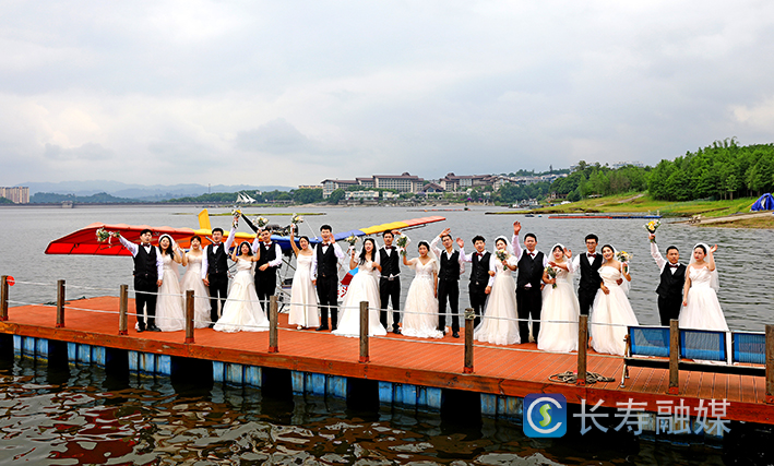 我区第二届水上飞行集体婚礼活动举行 (6)