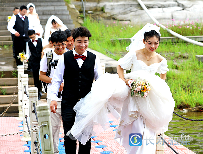 我区第二届水上飞行集体婚礼活动举行 +李辉 (4)