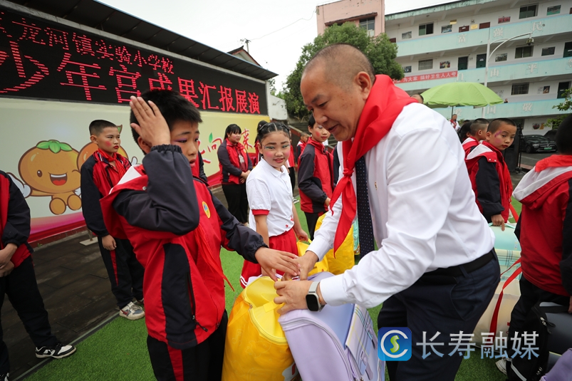 礼远志愿服务队”慰问龙河镇留守孩子 (2)