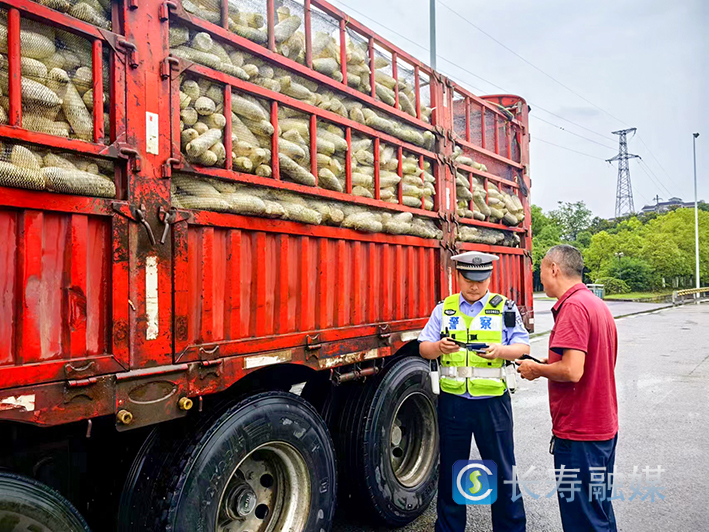 惊险！大货车高速公路上倒车…… (1)