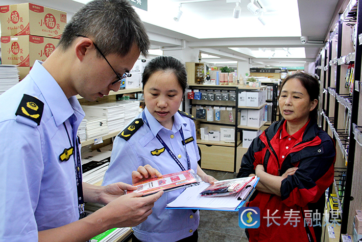 区市场监管局检查文具市场
