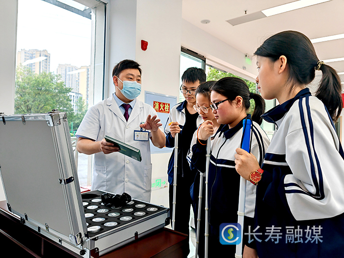 区残联开展“与黑暗对话·盲人体验日”科普研学活动 (2)