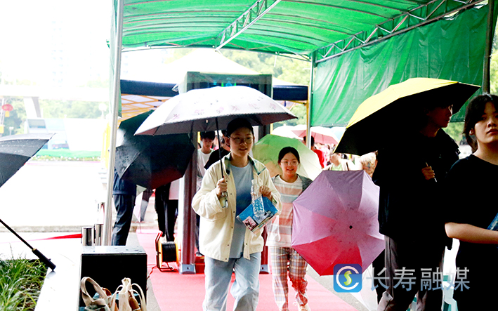 长寿中学学生进入考场 (3)