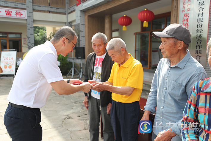 保合村3643名村民喜提分红款 (2)