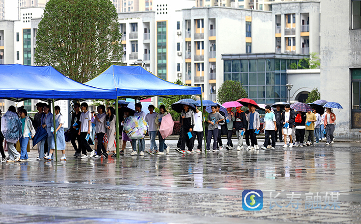 我区3733名高考生奔赴考场 (2)