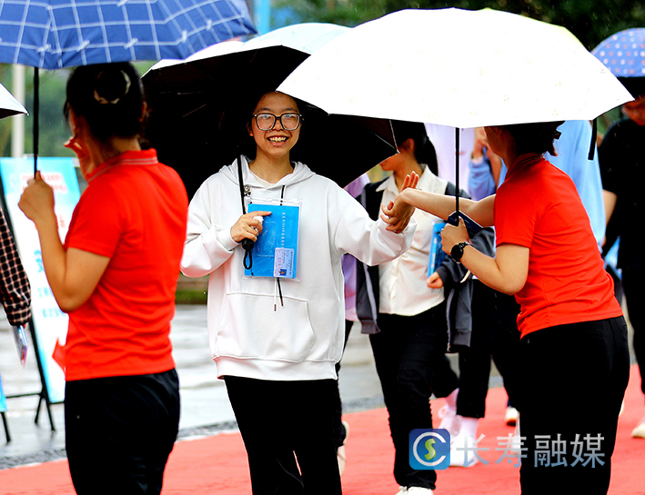 我区3733名高考生奔赴考场 (1)