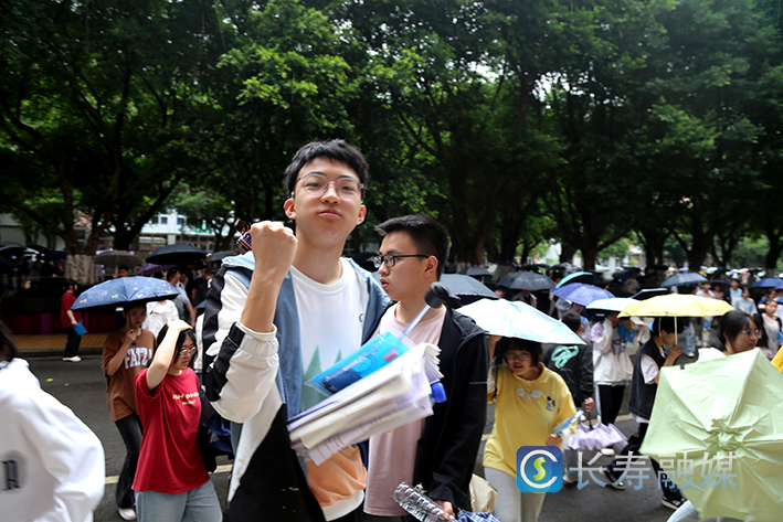 长寿中学学生进入考场 (1)