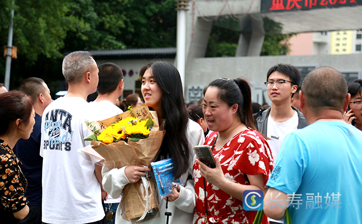 学生走出考场 (2)