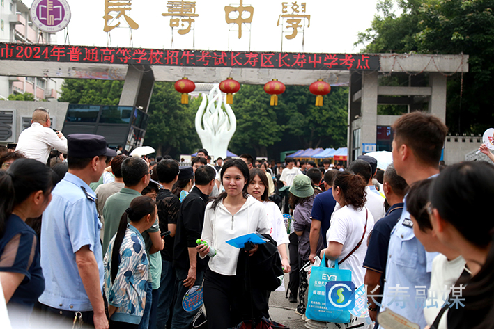 学生走出考场 (1)