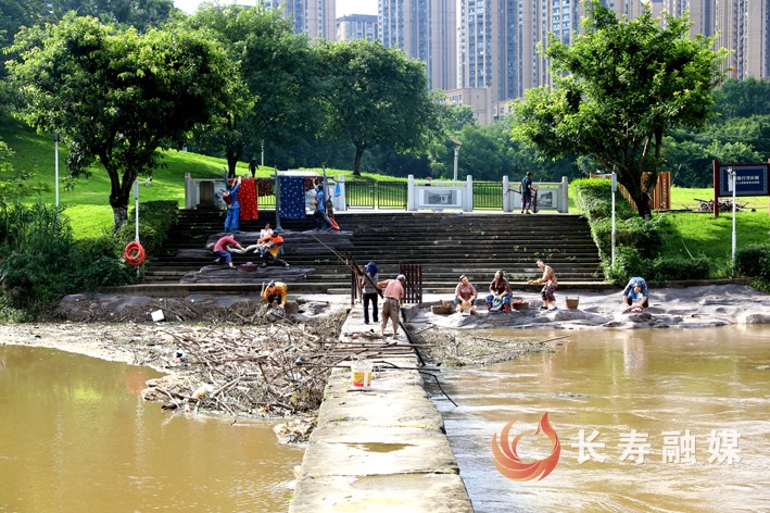 区城市管理局清理河道垃圾