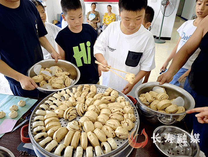 葛兰学做传统面点 (3)