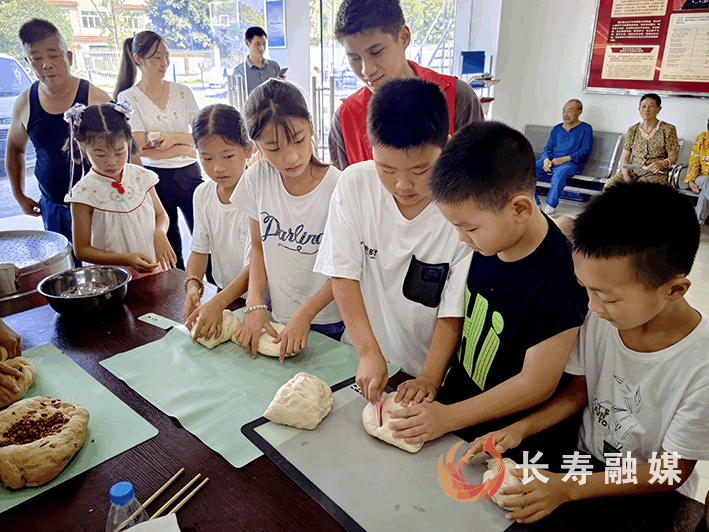 葛兰学做传统面点 (1)