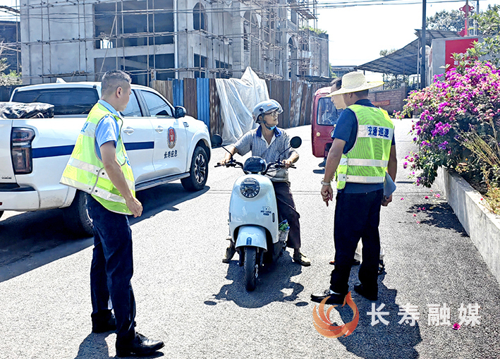 葛兰护航秋收平安行 (2)