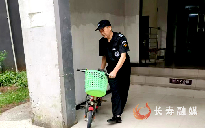 朵力半岛香颂保安警觉救回业主一条命 (2)