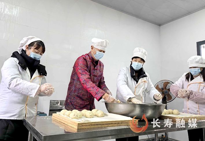 传统年味“血豆腐”制作忙 (1)