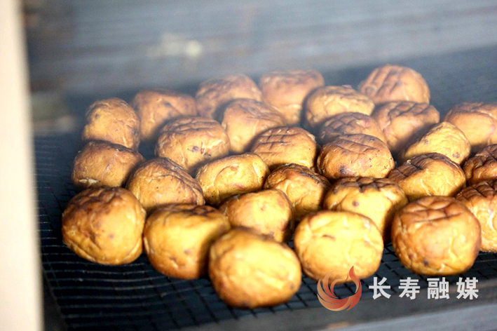 传统年味“血豆腐”制作忙 (2)