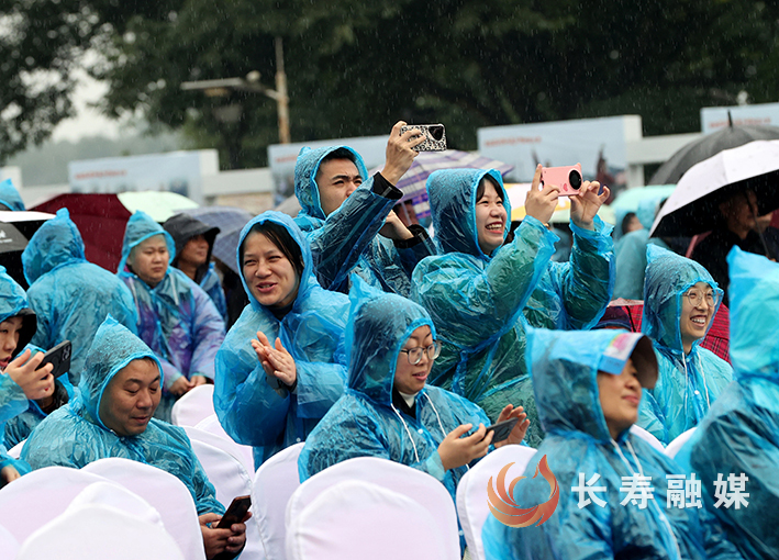 观众雨中观看表演 (1)
