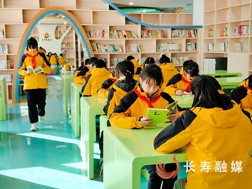 10、实验一小学子在图书室认真阅读