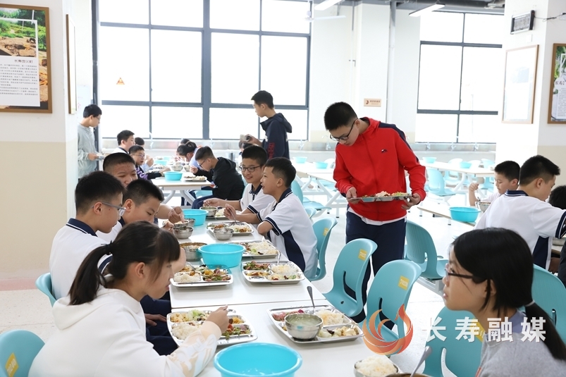 9、学生在学校食堂吃上优质营养餐