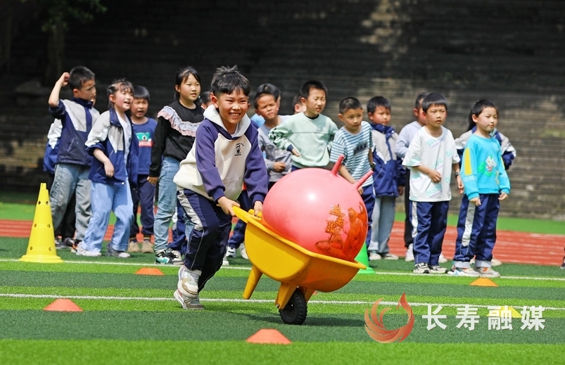 2、长寿学子在阳光下奔跑,快乐中成长