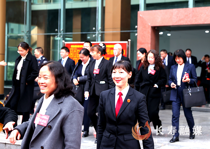 代表走出会场 (1)