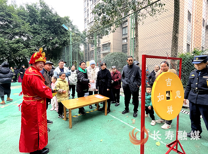 小区设摊“送年味” (3)