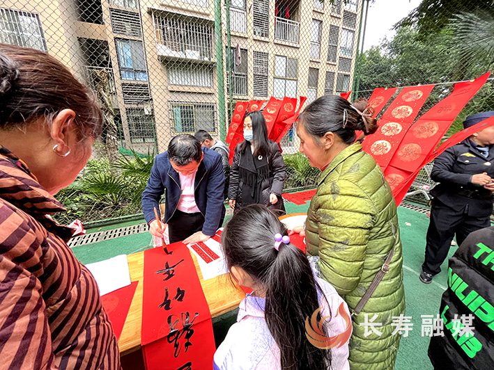 小区设摊“送年味” (2)