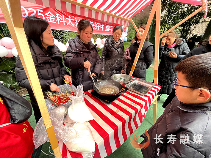 小区设摊“送年味” (1)