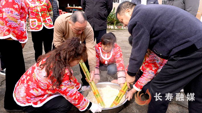 渡舟街道太平村石塔湾同福缘里幸福年 传统年味情四溢 (6)