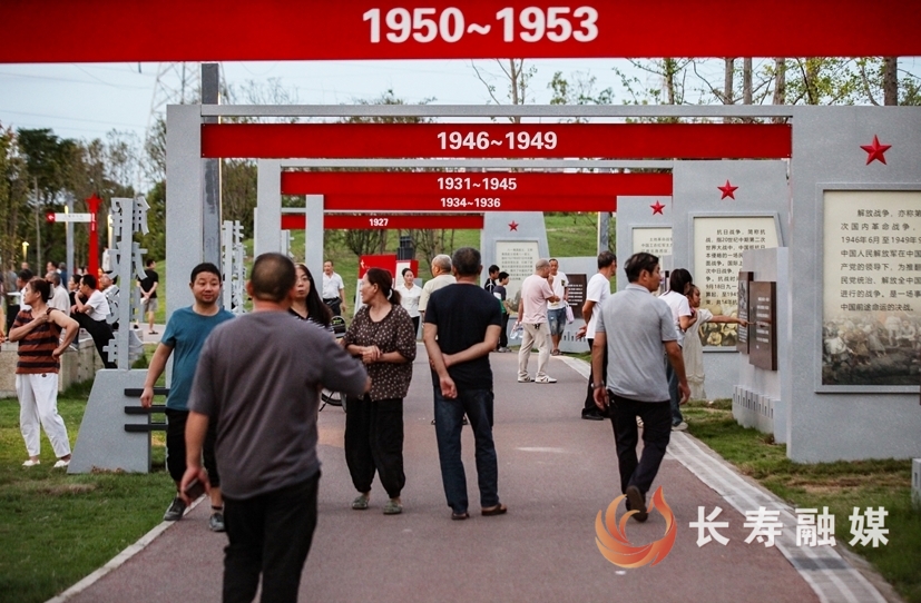 “双节”同庆,市民游客乐享假日好时光1